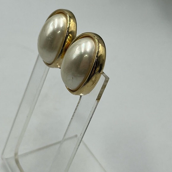 Christian Dior Vintage Gold Tone Oval Clip On Earrings Faux Pearl Cabochon - Picture 9 of 16